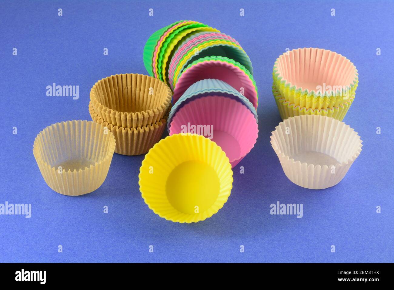 Paper muffin cups Banque de photographies et d'images à haute résolution -  Alamy