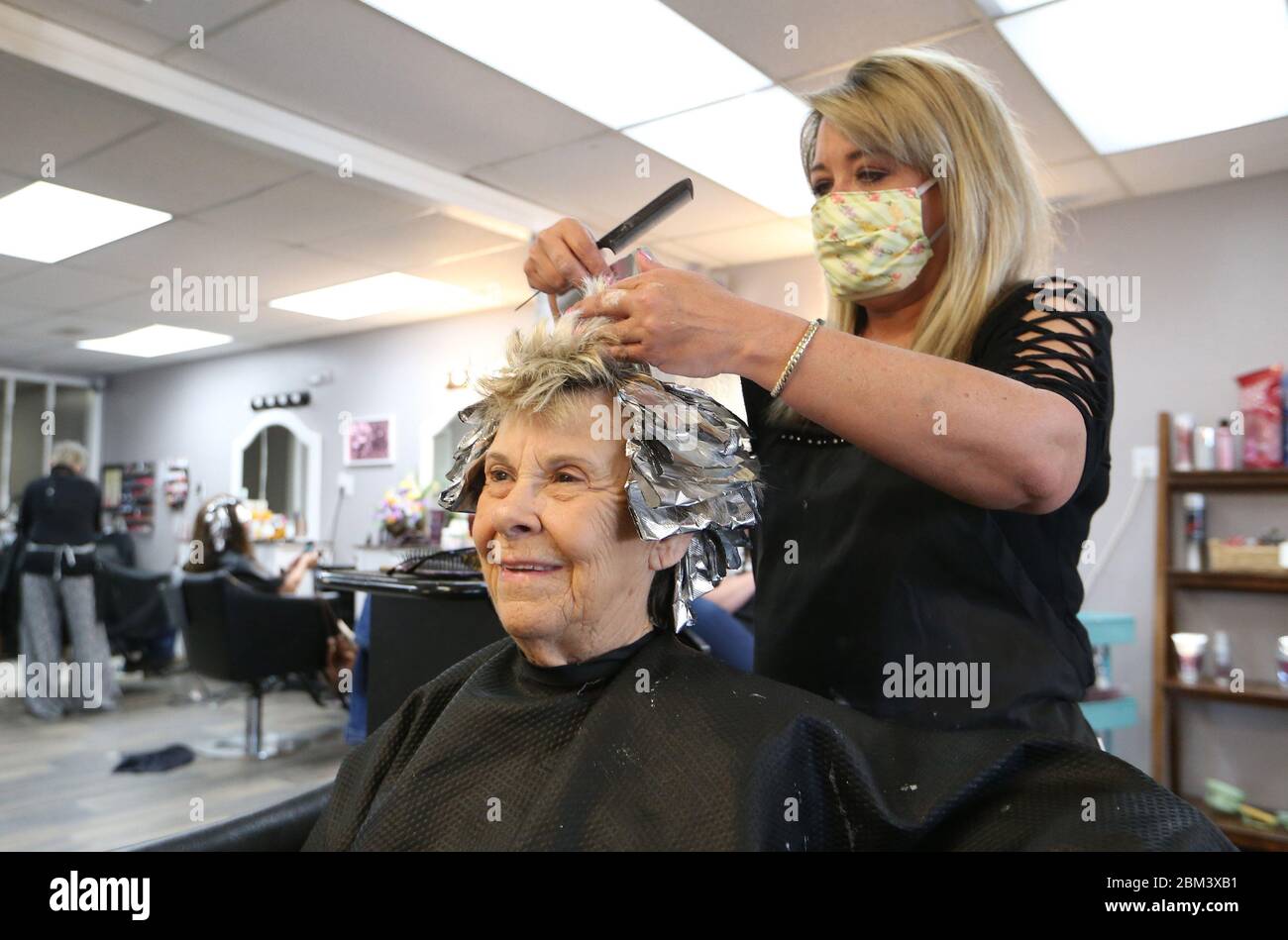 Union, États-Unis. 06e mai 2020. La styliste Stephanie Smith combon les cheveux de la cliente Juanita Rennick lors d'un traitement par feuille à JF Hair Company à Union, Missouri, le mercredi 6 mai 2020. Le salon a rouvert ses portes le 4 mai 2020 après avoir été fermé depuis le 23 mars 2020, suite à la décision du gouverneur du Missouri, Mike Parson, de fermer l'État en raison de craintes liées au coronavirus. Photo de Bill Greenblatt/UPI crédit: UPI/Alay Live News Banque D'Images