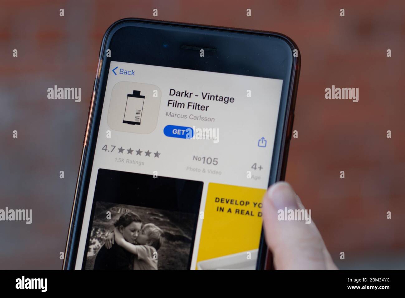 New York, Etats-Unis - 1er mai 2020 : gros plan du logo de l'application Darkr sur l'écran du téléphone, Editorial Banque D'Images
