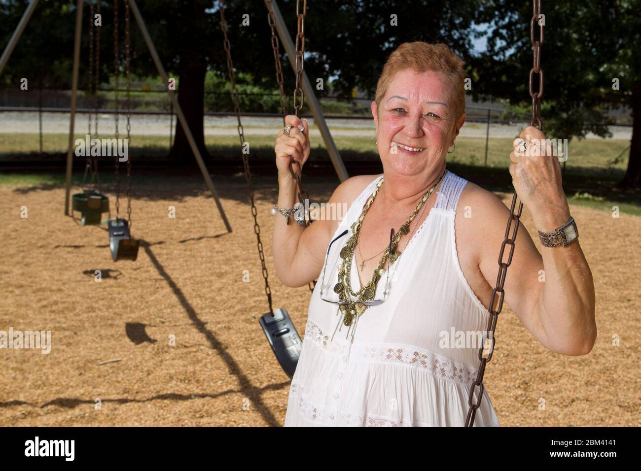 Smithville Texas USA, juillet 2011: Norma McCorvey, activiste pro-vie, pose dans un petit parc municipal, dans un après-midi d'été. McCorvey, qui était « Jane Roe » dans l'affaire Roe vs Wade de la Cour suprême de 1973 qui a invalidé de nombreuses lois d'État qui restreignent l'avortement, a mené une vie riche et fascinante des deux côtés de la question. ©Bob Daemmrich Banque D'Images