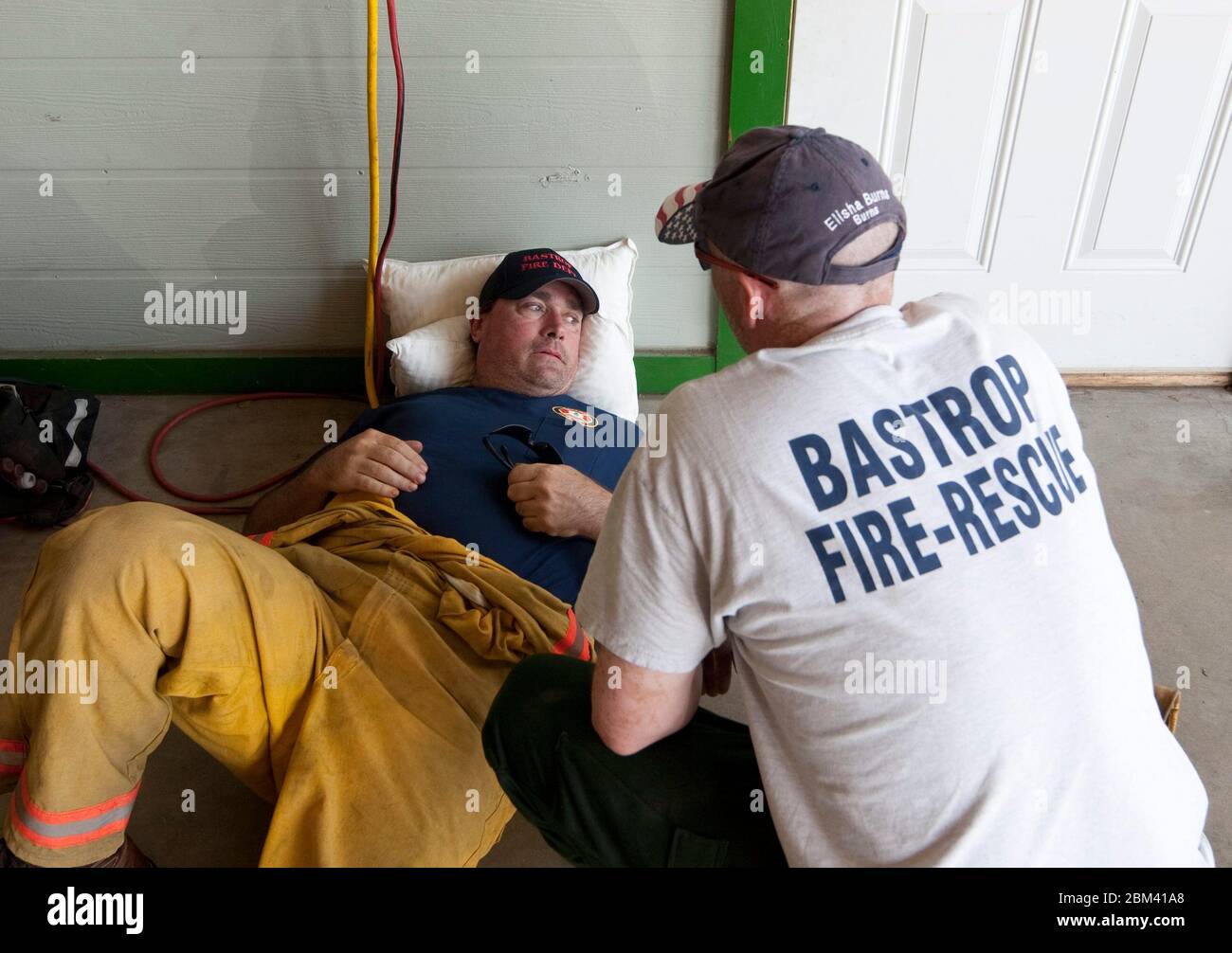 Bastrop Texas Etats-Unis, 7 septembre 2011: Les pompiers font une pause à leur caserne de pompiers après avoir travaillé pour contrôler les feux de forêt dans la région pendant trois jours. Les incendies ont détruit plus de 1 400 maisons et bâtiments et ont ravagé plus de 38 000 acres. ©Marjorie Kamys Cotera/Daemmrich Photographie Banque D'Images