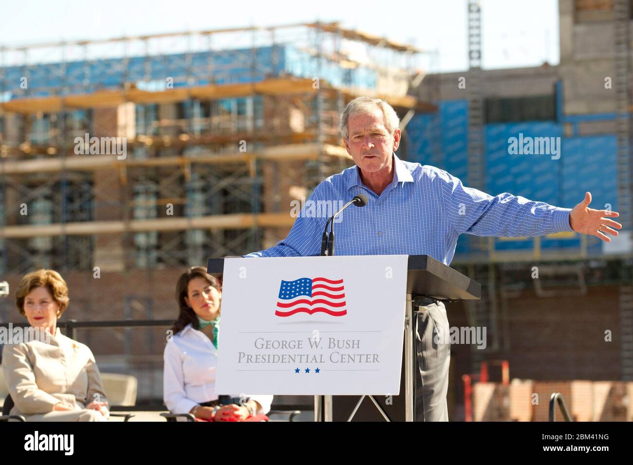 Dallas, Texas États-Unis, 3 octobre 2011 : ancien États-Unis Le président George W. Bush s'exprime sur le site de construction du centre présidentiel George W. Bush, sur le campus de l'université méthodiste du Sud. Lorsque le Centre sera terminé au printemps 2013, il comprendra un bâtiment de 226 000 mètres carrés avec des bureaux, des archives présidentielles, des recherches, des restaurants et des salles de classe sur le site de 25 hectares. ©Bob Daemmrich Banque D'Images