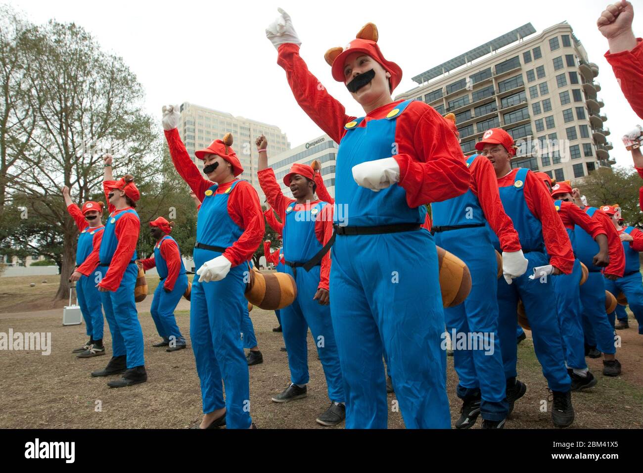 Austin, Texas Etats-Unis, 7 novembre 2011: Groupe diversifié de personnes embauchées pour une campagne de marketing flash mob par Nintendo portent des tenues identiques pour promouvoir Super Mario 3D Island, un nouveau jeu vidéo pour le système Nintendo 3DS. © Marjorie Kamys Cotera/Daemmrich Photographie Banque D'Images