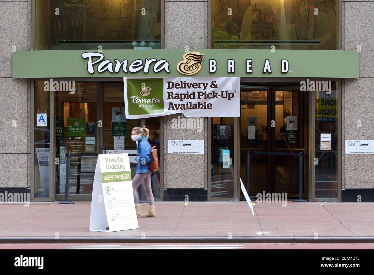 Un pain Panera à New York avec une signalisation annonçant qu'il est ouvert à la collecte et à la livraison (mais pas à la sortie) pendant la crise du coronavirus COVID-19. Banque D'Images