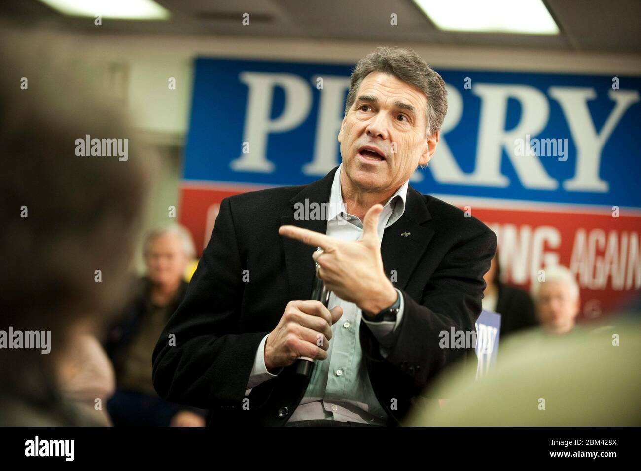 Osceola, Iowa États-Unis, 27 décembre 2011: Texas Gov. Rick Perry, candidat à la nomination présidentielle républicaine, fait une dernière pression auprès des électeurs du caucus de l'Iowa lors d'un discours dans la salle de banquet Clarke Electric Co-Op. Perry espère faire revivre ses chiffres de campagne avec une oscillation dans les zones rurales de l'Iowa avant les caucus de la semaine prochaine. ©Bob Daemmrich Banque D'Images