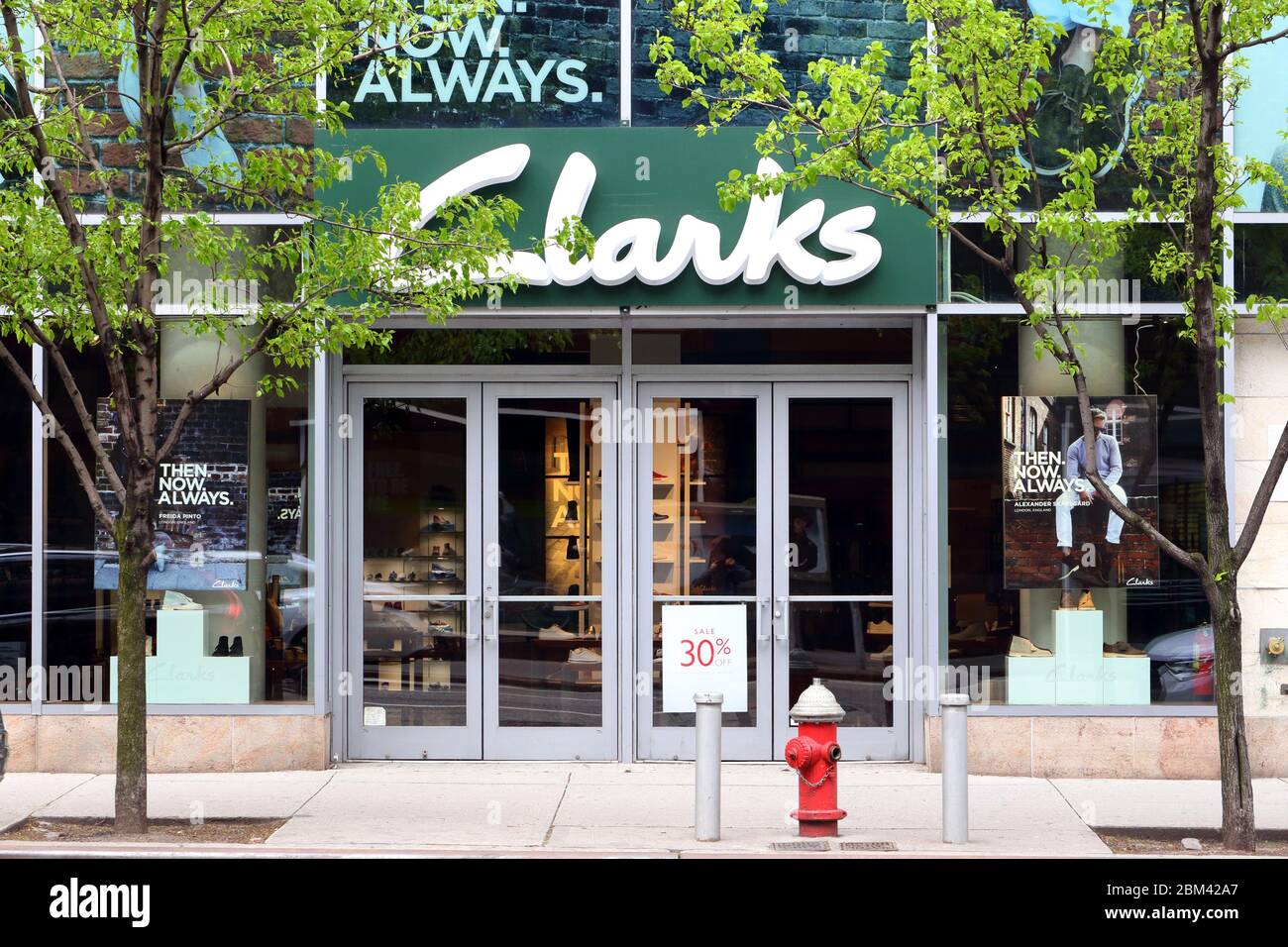 Clarks, 993 3rd Ave, New York, NY. Façade extérieure d'un magasin de chaussures dans l'Upper East Side de Manhattan Banque D'Images