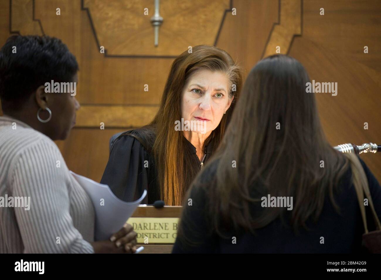 Austin, Texas États-Unis, 21 novembre 2011: Le juge de la Cour de famille Darlene Byrne travaille avec des avocats, des bénévoles et des clients pour traiter des affaires familiales, y compris des adoptions, des questions de garde et de visite au palais de justice du comté de Travis. Byrne a pratiqué le droit pendant 13 ans avant de devenir juge du tribunal de la famille il y a 10 ans. ©Bob Daemmrich Banque D'Images Austin, Texas États-Unis, 21 novembre 2011: Le juge de la Cour de famille Darlene Byrne travaille avec des avocats, des bénévoles et des clients pour traiter des affaires familiales, y compris des adoptions, des questions de garde et de visite au palais de justice du comté de Travis. Byrne a pratiqué le droit pendant 13 ans avant de devenir juge du tribunal de la famille il y a 10 ans. ©Bob Daemmrich Banque D'Images