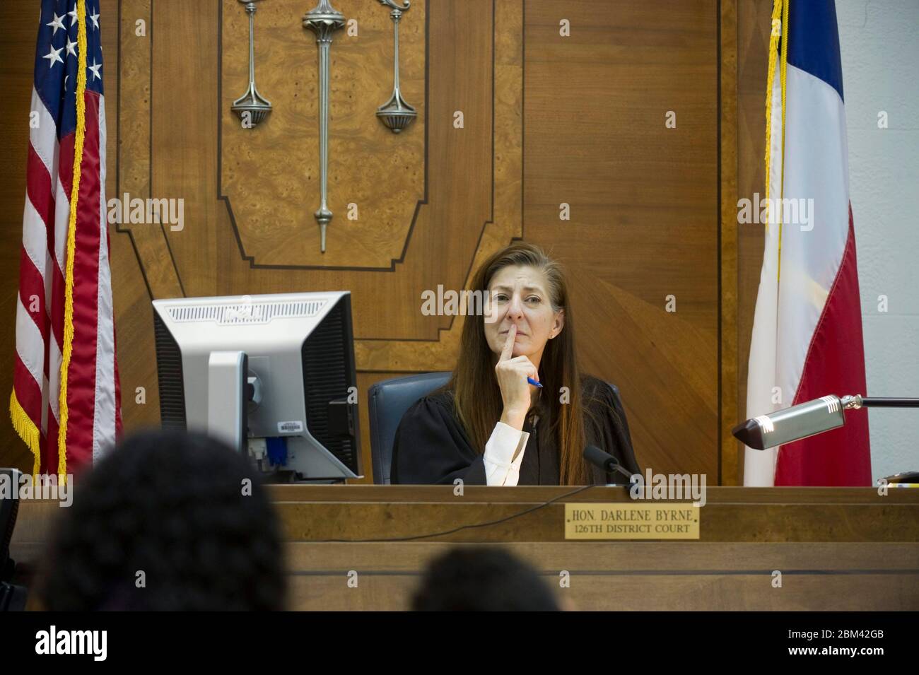 Austin, Texas États-Unis, 21 novembre 2011: Le juge de la Cour de famille Darlene Byrne travaille avec des avocats, des bénévoles et des clients pour traiter des affaires familiales, y compris des adoptions, des questions de garde et de visite au palais de justice du comté de Travis. Byrne a pratiqué le droit pendant 13 ans avant de devenir juge du tribunal de la famille il y a 10 ans. ©Bob Daemmrich Banque D'Images Austin, Texas États-Unis, 21 novembre 2011: Le juge de la Cour de famille Darlene Byrne travaille avec des avocats, des bénévoles et des clients pour traiter des affaires familiales, y compris des adoptions, des questions de garde et de visite au palais de justice du comté de Travis. Byrne a pratiqué le droit pendant 13 ans avant de devenir juge du tribunal de la famille il y a 10 ans. ©Bob Daemmrich Banque D'Images