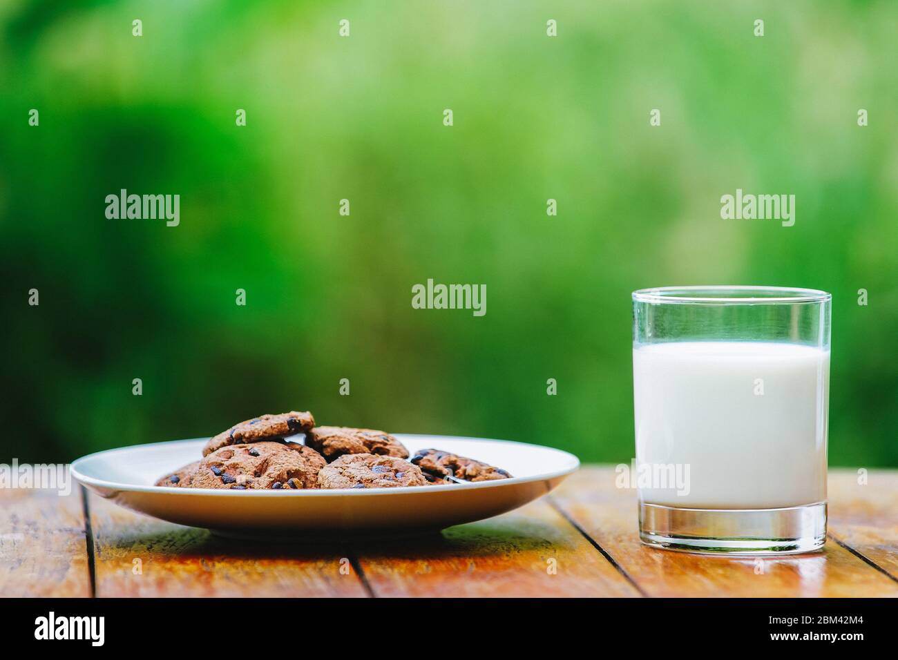 Un verre de lait sur fond vert. Verre Banque D'Images