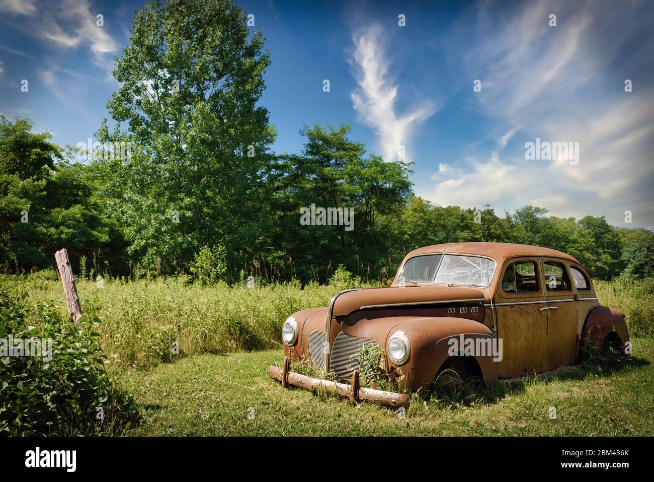 Une voiture du début des années 1940 est assise sur la route du Wisconsin, dans le comté de Door. Banque D'Images