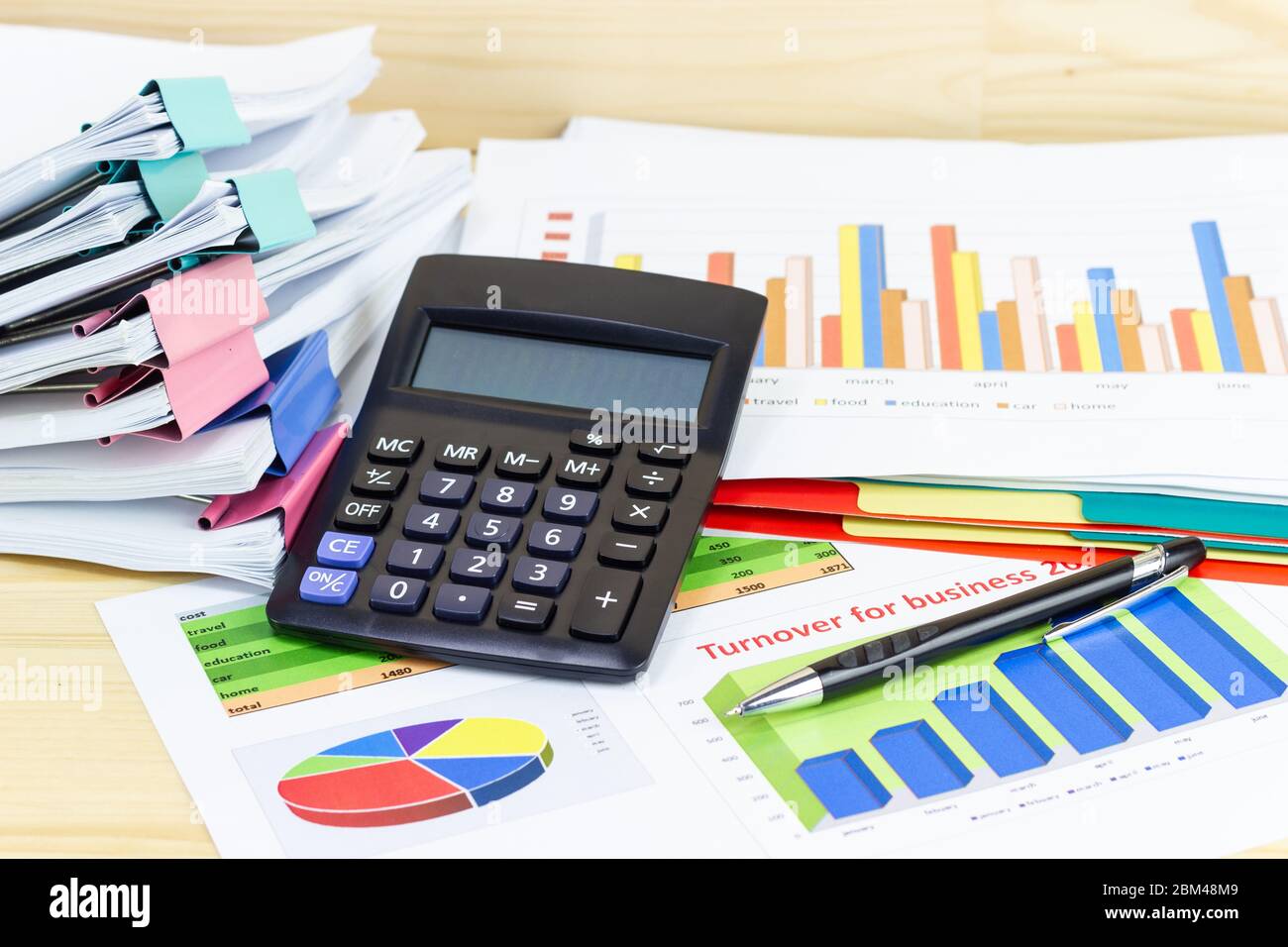 graphiques en papier d'affaires crayon calculatrice avec graphiques rapport, concept de planification financière, concepts d'affaires et de coût. Banque D'Images