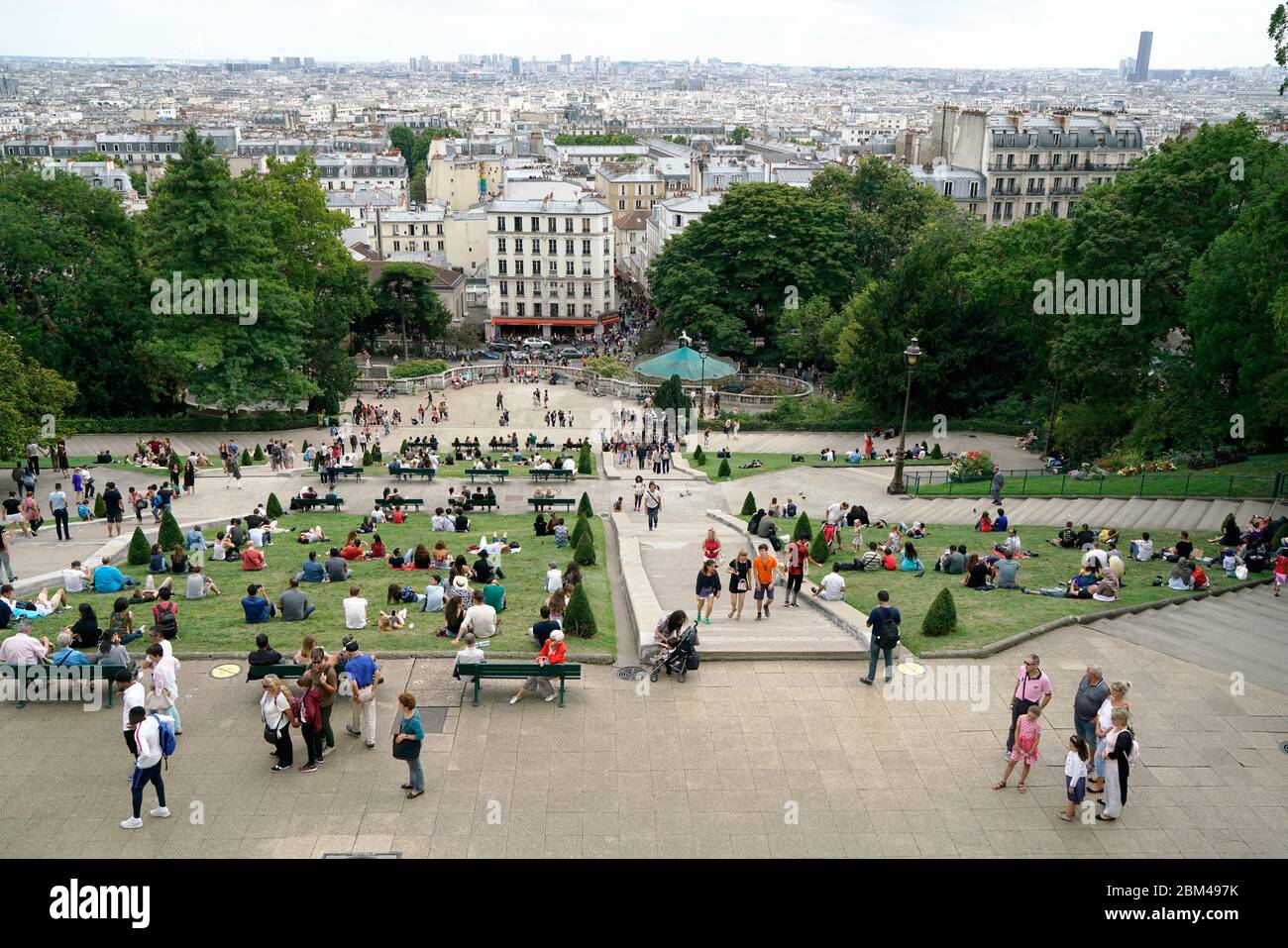 La vue de la ville de Paris avec des visiteurs sur la place Louise Michel en premier plan depuis la Basilique du Sacré-Cœur de Montmartre.Paris.France Banque D'Images