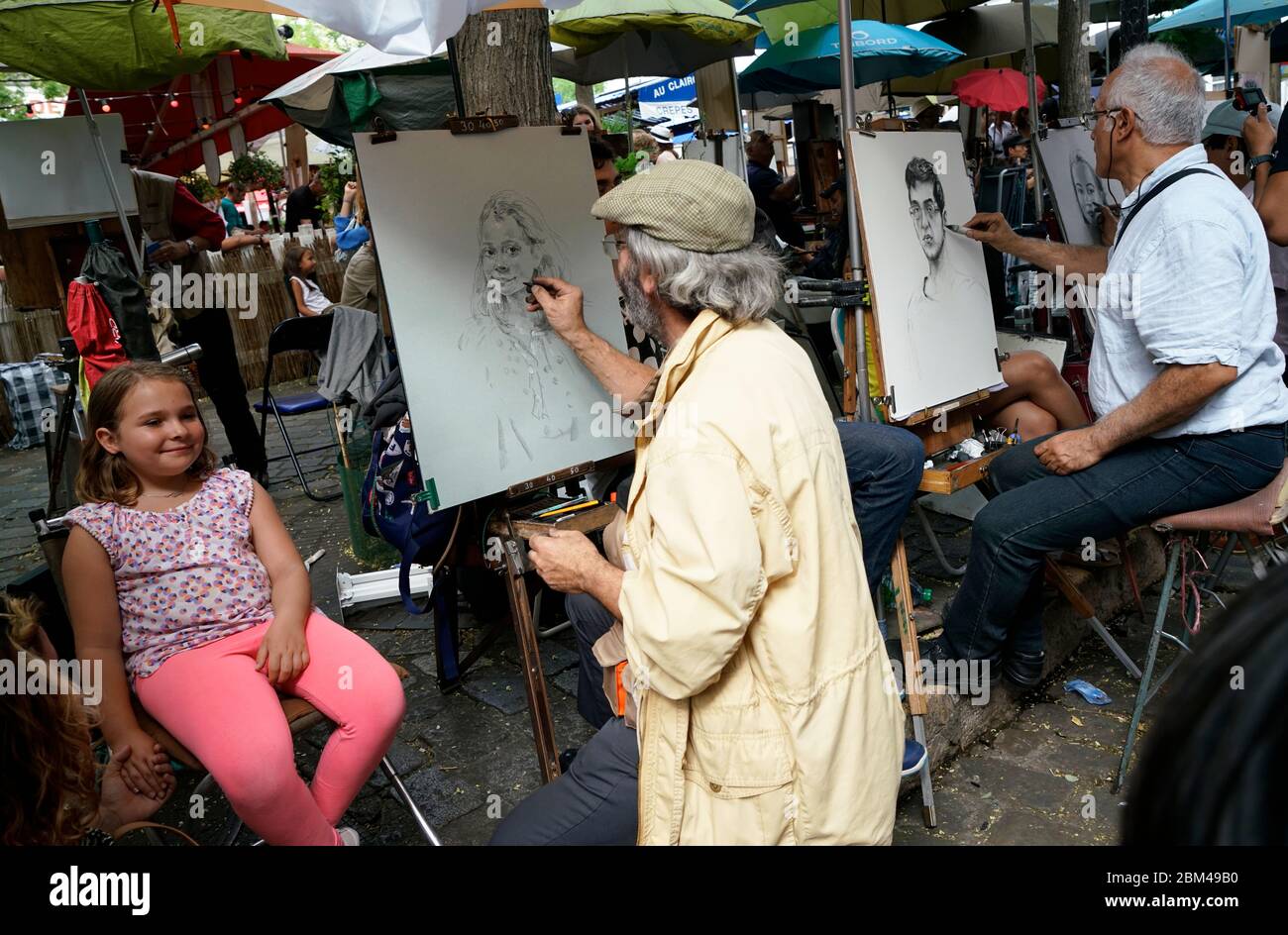 Artiste dessinant portrait pour touriste à la place du Tertre à Montmartre.Paris.France Banque D'Images