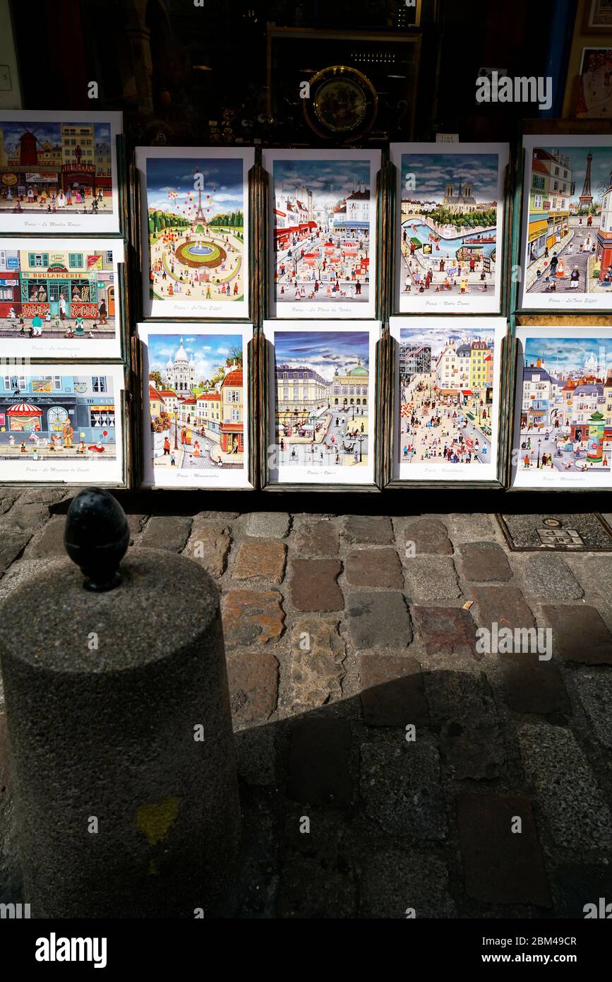 Affiches parisiennes colorées à vendre sur le trottoir de Montmartre.Paris.France Banque D'Images