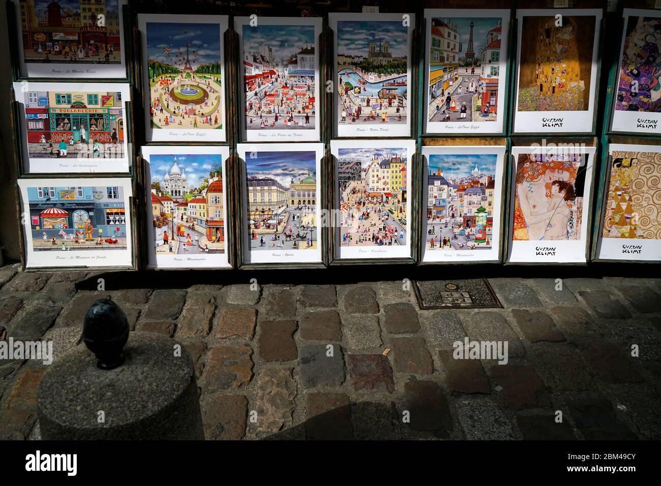 Affiches parisiennes colorées à vendre sur le trottoir de Montmartre.Paris.France Banque D'Images