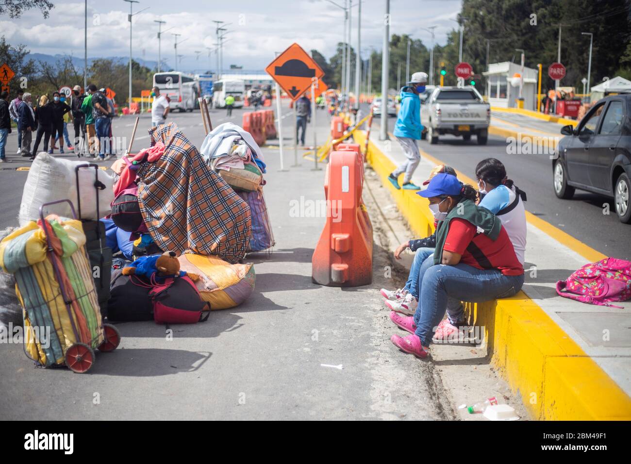 Des immigrants dans les rues de Bogota avec des valises attendant de retourner dans leur pays, le Venezuela, en raison de la propagation du virus corona pandémique, COVI Banque D'Images