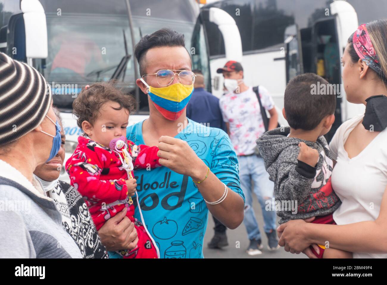 Les immigrants dans la rue avec des valises attendant de retourner dans leur pays, le Venezuela, en raison de la propagation du virus corona pandémique, COVID-19 Banque D'Images