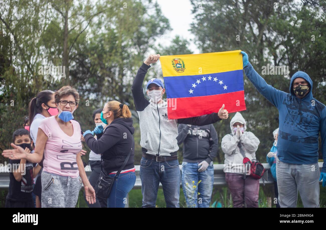 Les immigrants dans la rue avec des valises attendant de retourner dans leur pays, le Venezuela, en raison de la propagation du virus corona pandémique, COVID-19 Banque D'Images