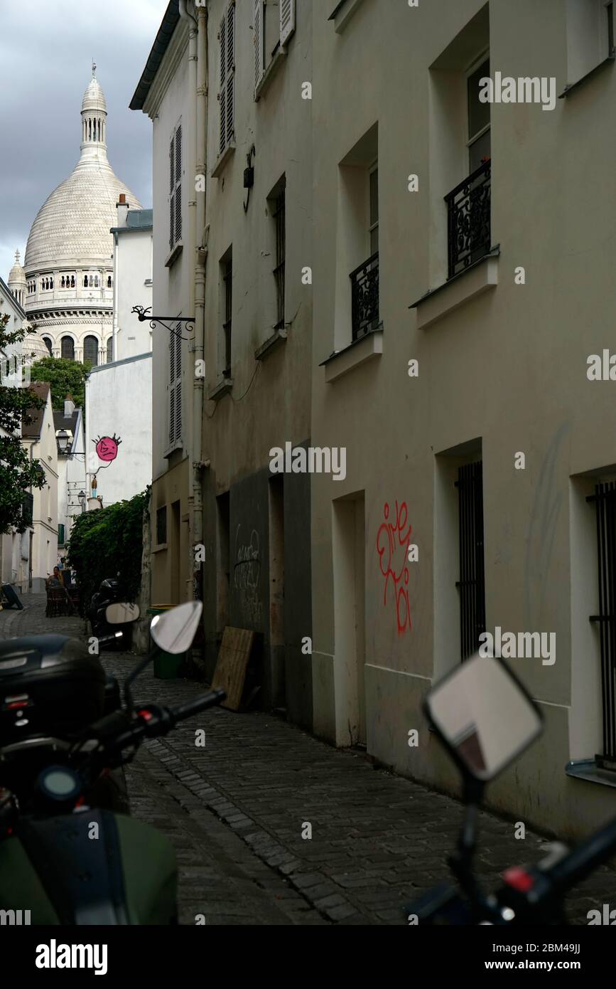 Rue Saint-rustique la plus ancienne rue de Montmartre avec le dôme de la Basilique du Sacré-cœur de Montmartre en arrière-plan.Paris.France Banque D'Images