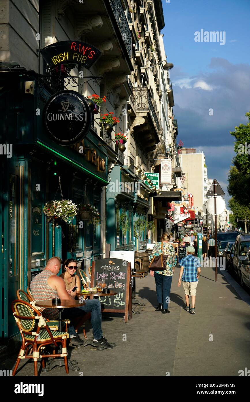 Boulevard de Clichy avec cafés et piétons.Paris.France Banque D'Images