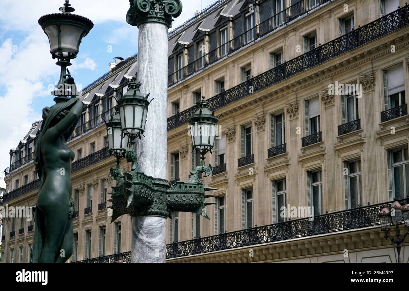 Lampadaire en bronze statues de la vestale vierge devant le Palais Garnier-Opéra National de Paris.Paris.France Banque D'Images