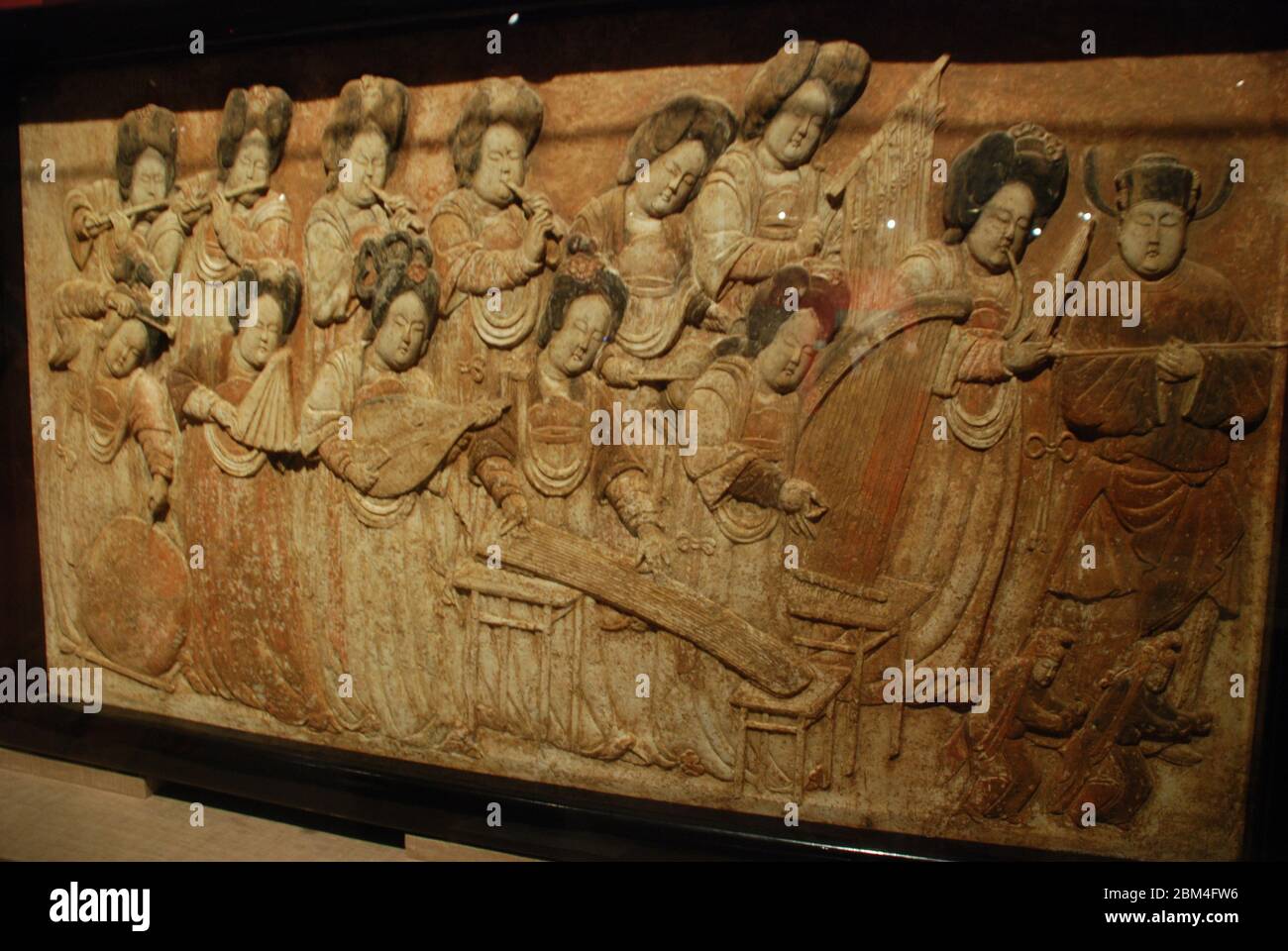 Cinq générations de sculptures en pierre peinte carte musicale dispersée 82 cm de haut 136 cm de large, déterrée en 1994 dans la tombe de Wang Chuzhi Quyang County Hebei P. Banque D'Images