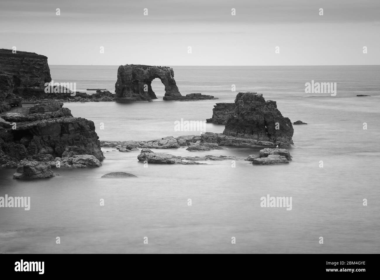 Piles de mer sur la côte de Tyne et Wear, Royaume-Uni. Banque D'Images
