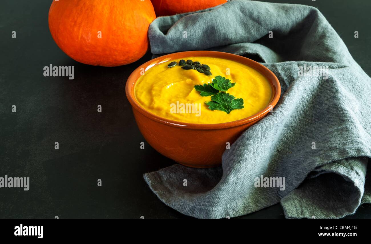 Soupe à la crème de potiron dans un bol en céramique Banque D'Images