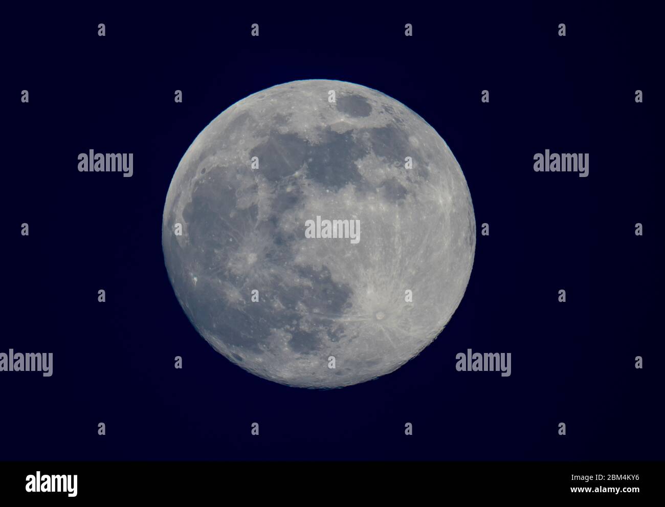Gros plan de la lune du soir qui monte le soir du 6 mai 2020, qui sera fixé dans les premières heures du 7 mai comme la dernière 'Supermoon' de 2020. Crédit: Malcolm Park/Alay. Banque D'Images