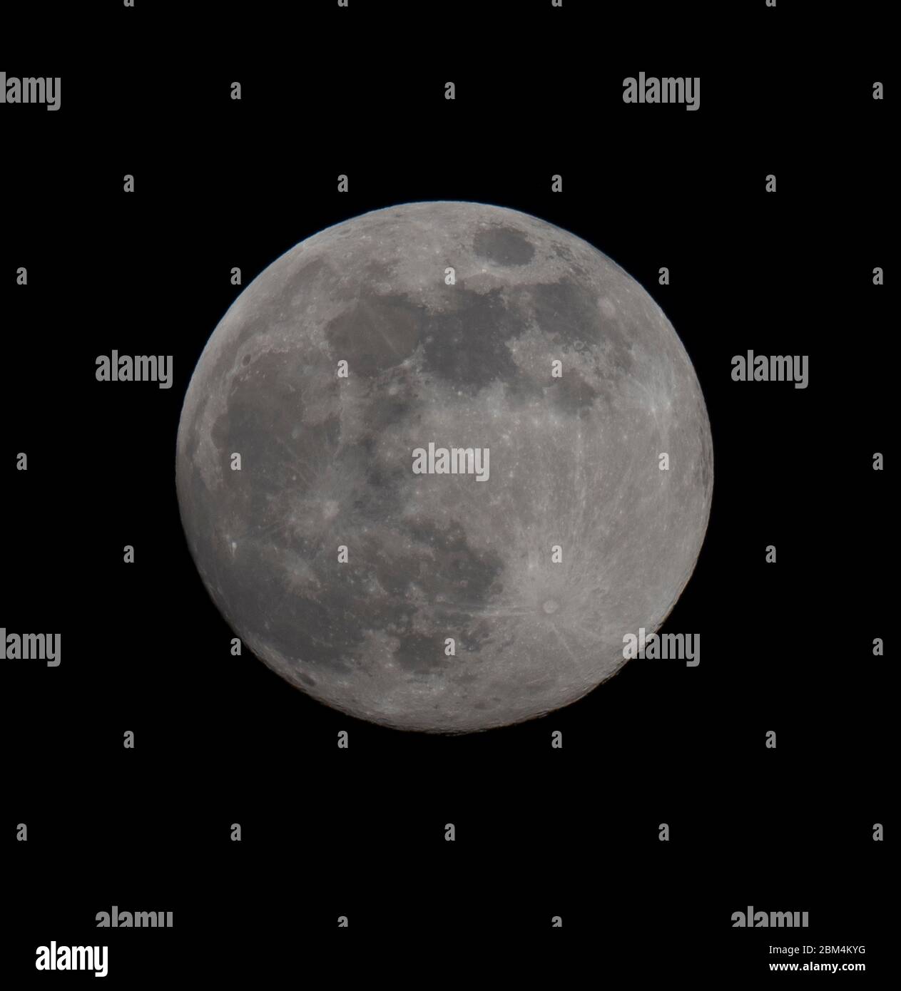 Gros plan de la lune du soir qui monte le soir du 6 mai 2020, qui sera fixé dans les premières heures du 7 mai comme la dernière 'Supermoon' de 2020. Crédit: Malcolm Park/Alay. Banque D'Images