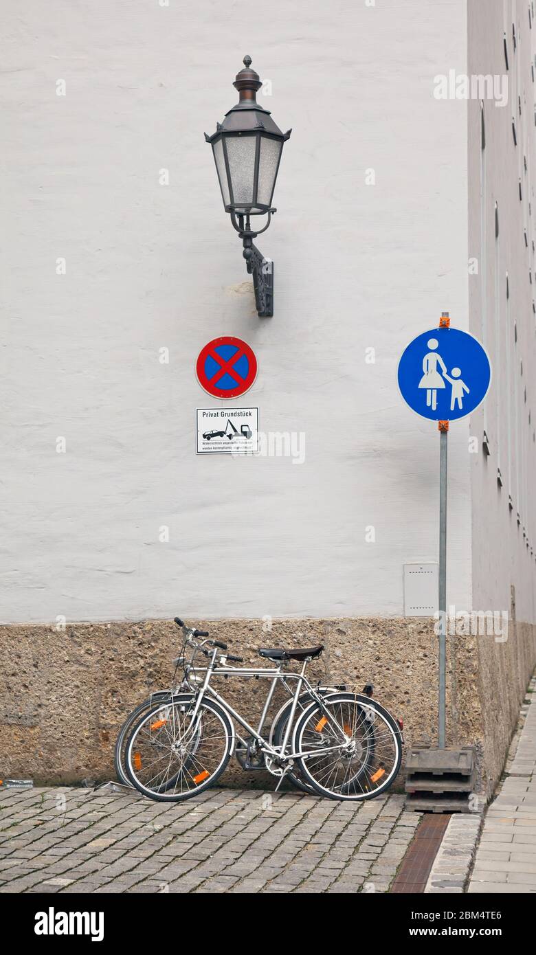 Vélo debout dans une rue près du bâtiment. Munich, Allemagne. Banque D'Images