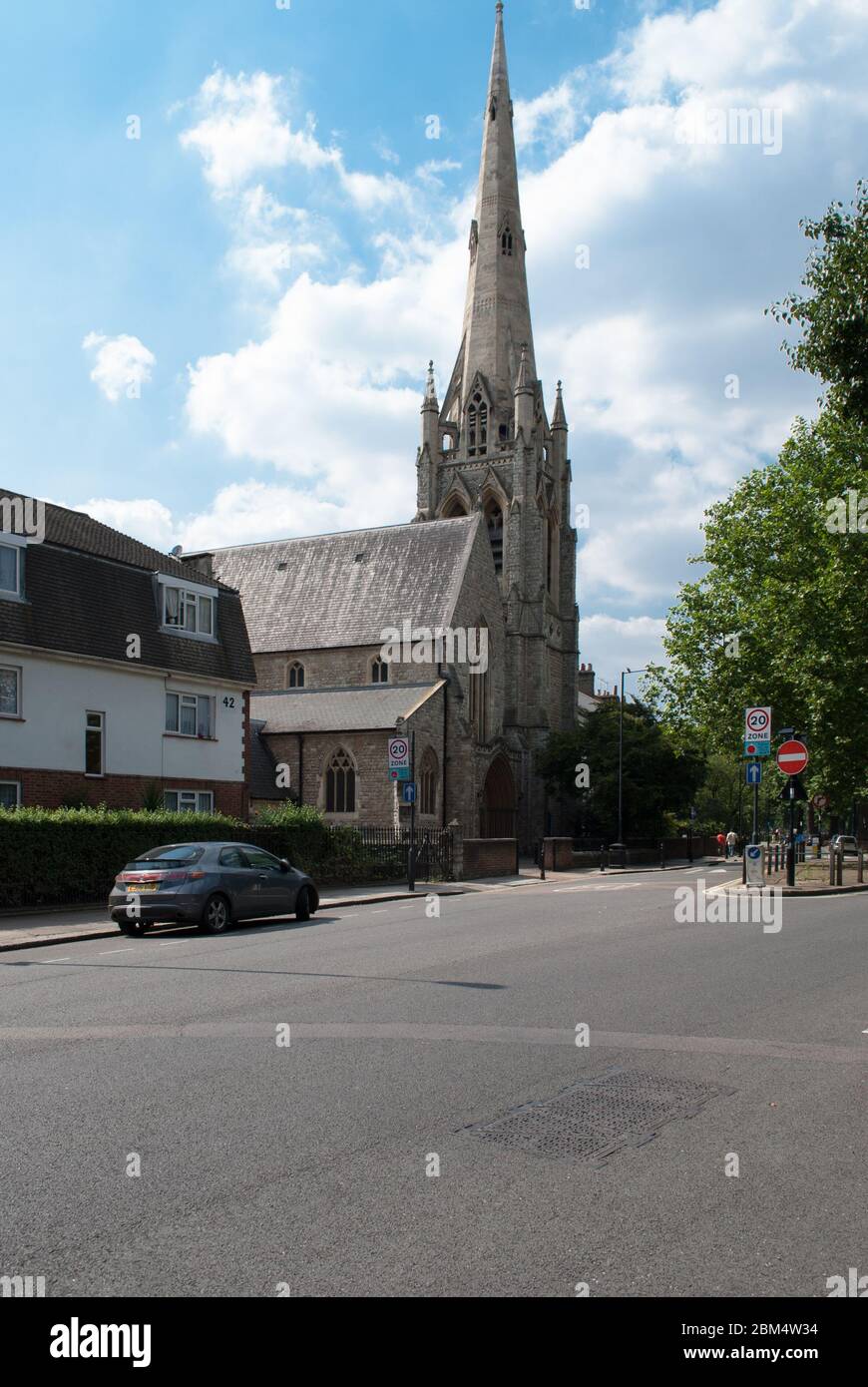 Architecture de renouveau gothique Église catholique romaine de la Sainte Trinité, 41 Brook Green, Hammersmith, Londres W6 7BL par William Wardell Joseph Hansom Banque D'Images