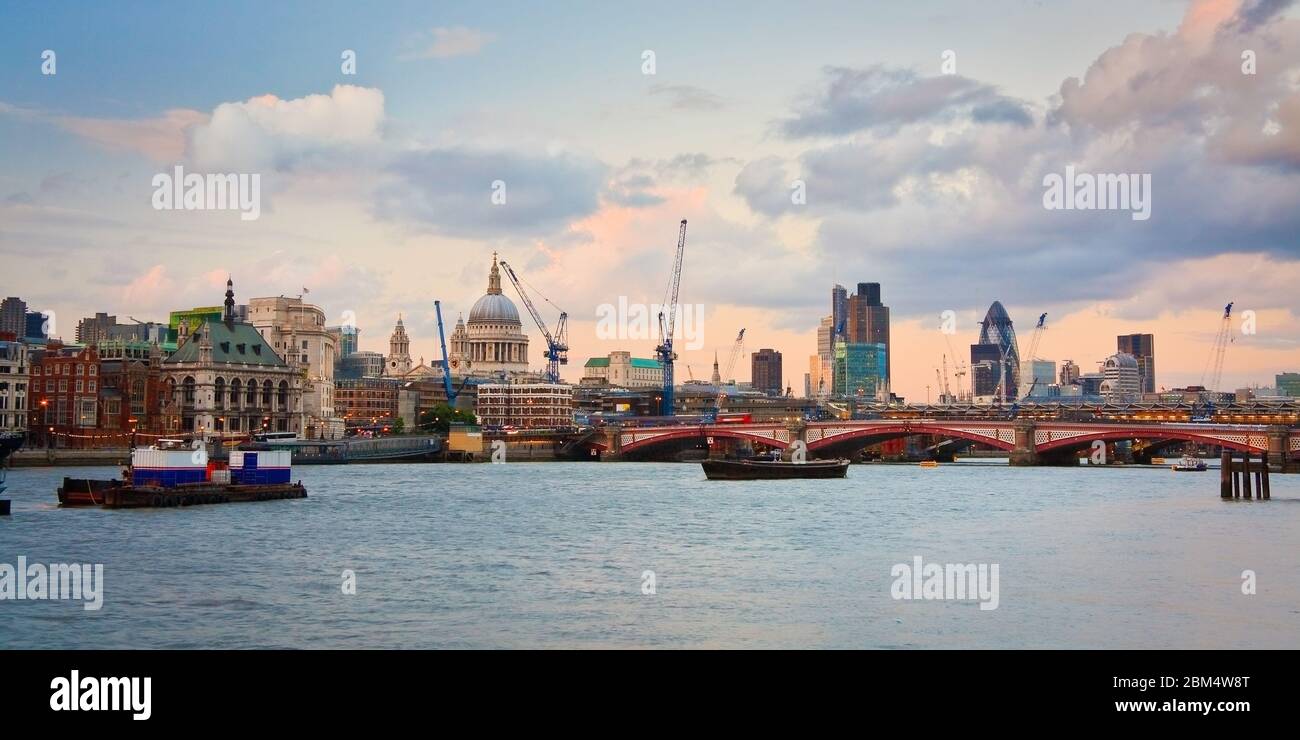 Vue sur la rue Liverpool et la Tamise. Banque D'Images