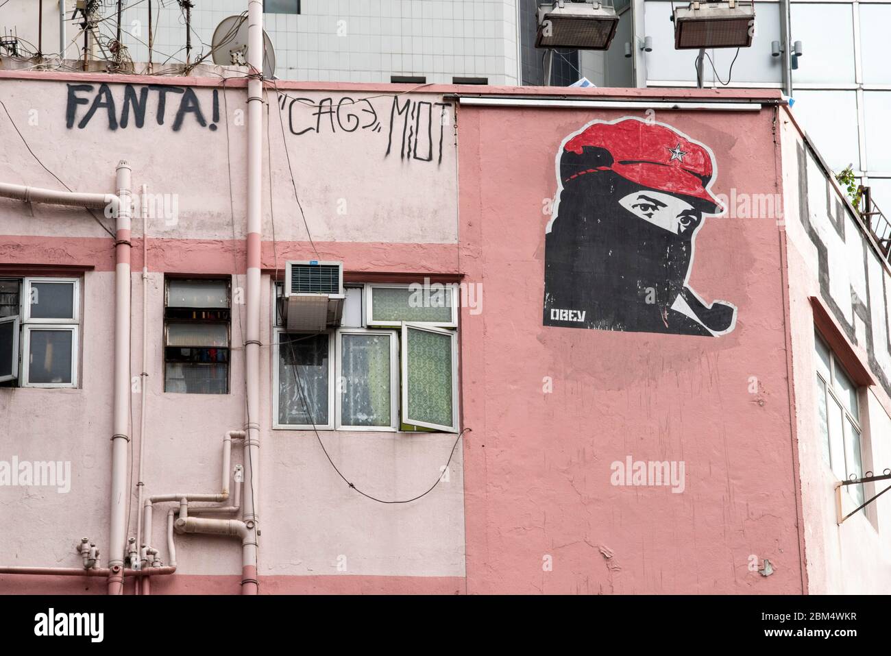 Hong Kong, Chine : 28 janvier 2019. Affiche par l'artiste D'OBÉIR Shepard Fairey. L'image « obéir » est visible dans le badge étoile de la casquette rouge. Jayne Russell/Alay Banque D'Images