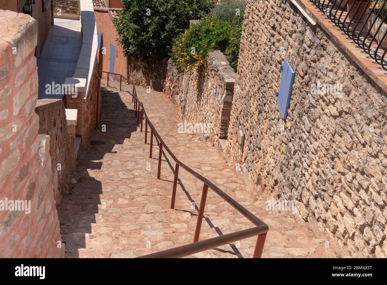 L'escalier ocre descend jusqu'au village de Roussillon dans le Luberon en France Banque D'Images
