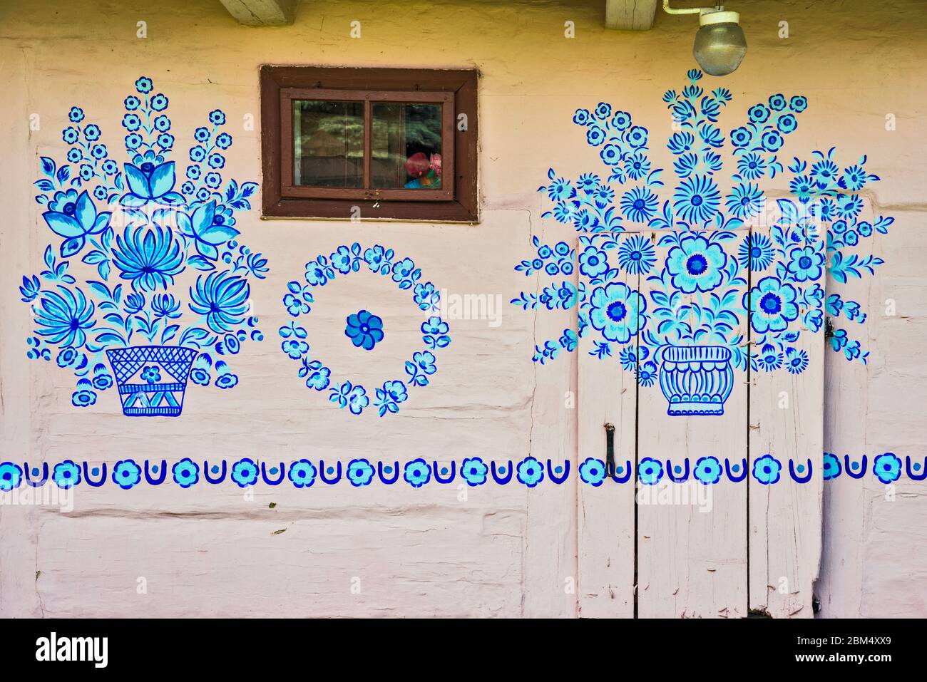 Détail de peintures folkloriques sur la construction dans le village de Zalipie, Malopolska aka Lesse Pologne, Pologne Banque D'Images