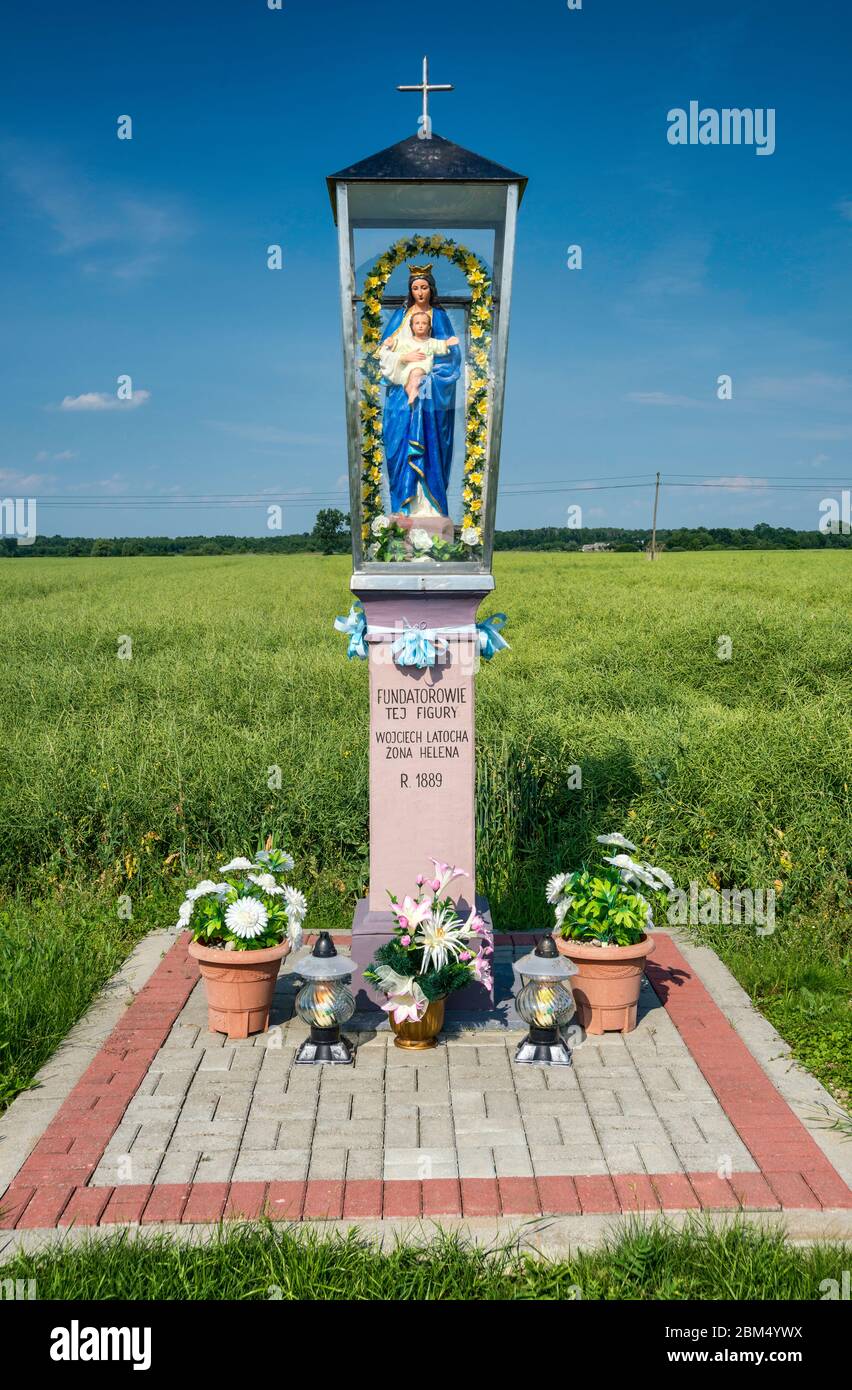 Sanctuaire en bord de route, 1889, près du village de Nieciecza près de Zalipie, région de Malopolska aka Lesse Pologne, Pologne Banque D'Images