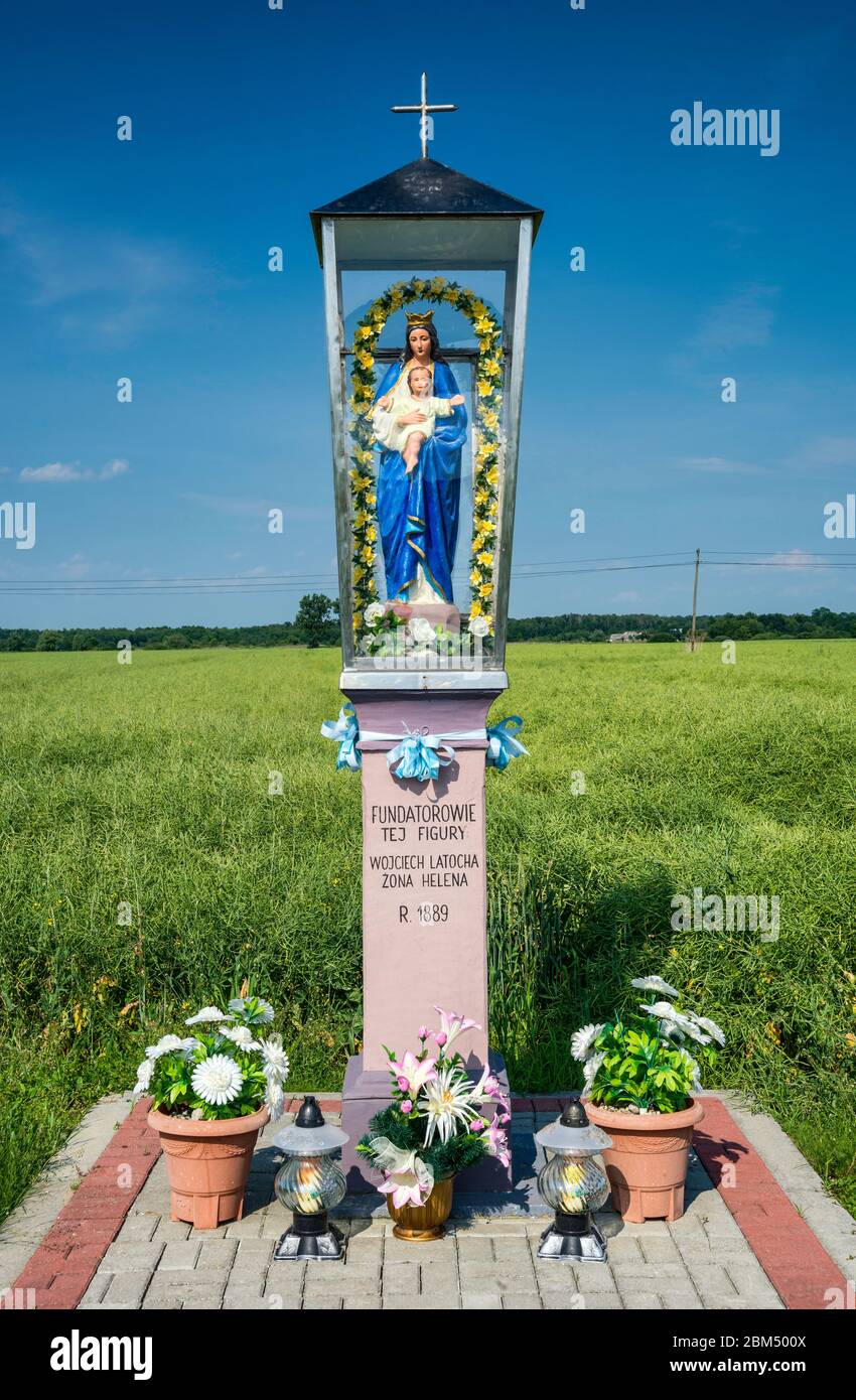 Sanctuaire en bord de route, 1889, près du village de Nieciecza près de Zalipie, région de Malopolska aka Lesse Pologne, Pologne Banque D'Images