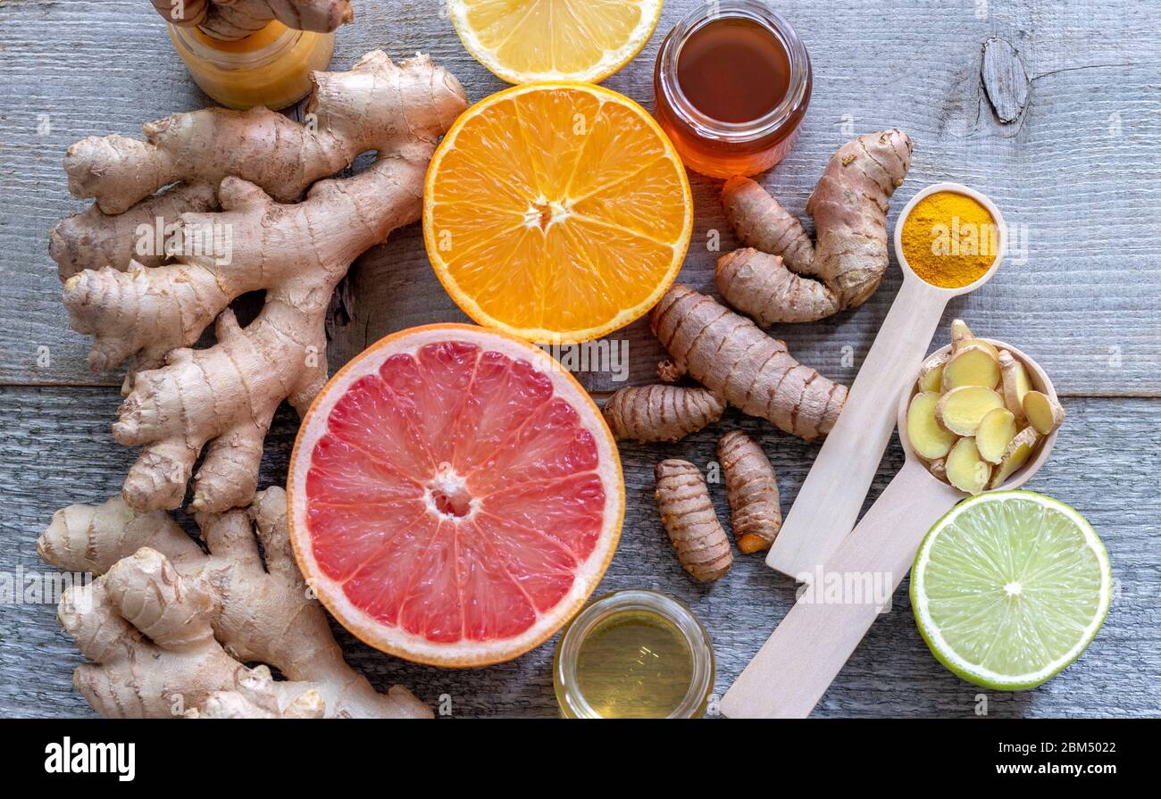 Gingembre, curcuma, miel et divers types d'agrumes coupés en tranches. Banque D'Images