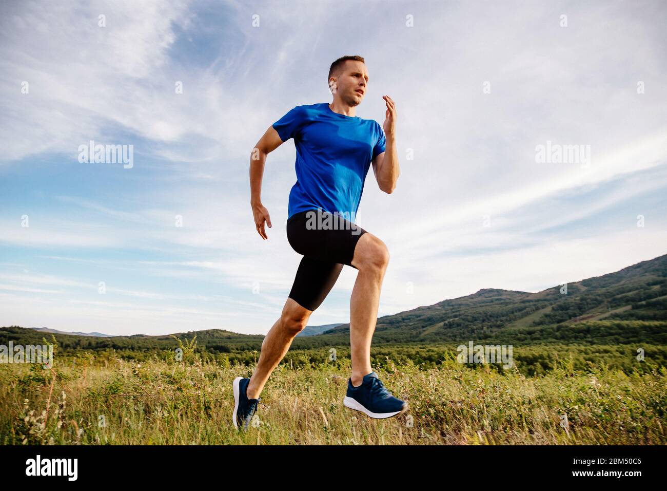 coureur sportif sur le plateau de montagne en été Banque D'Images