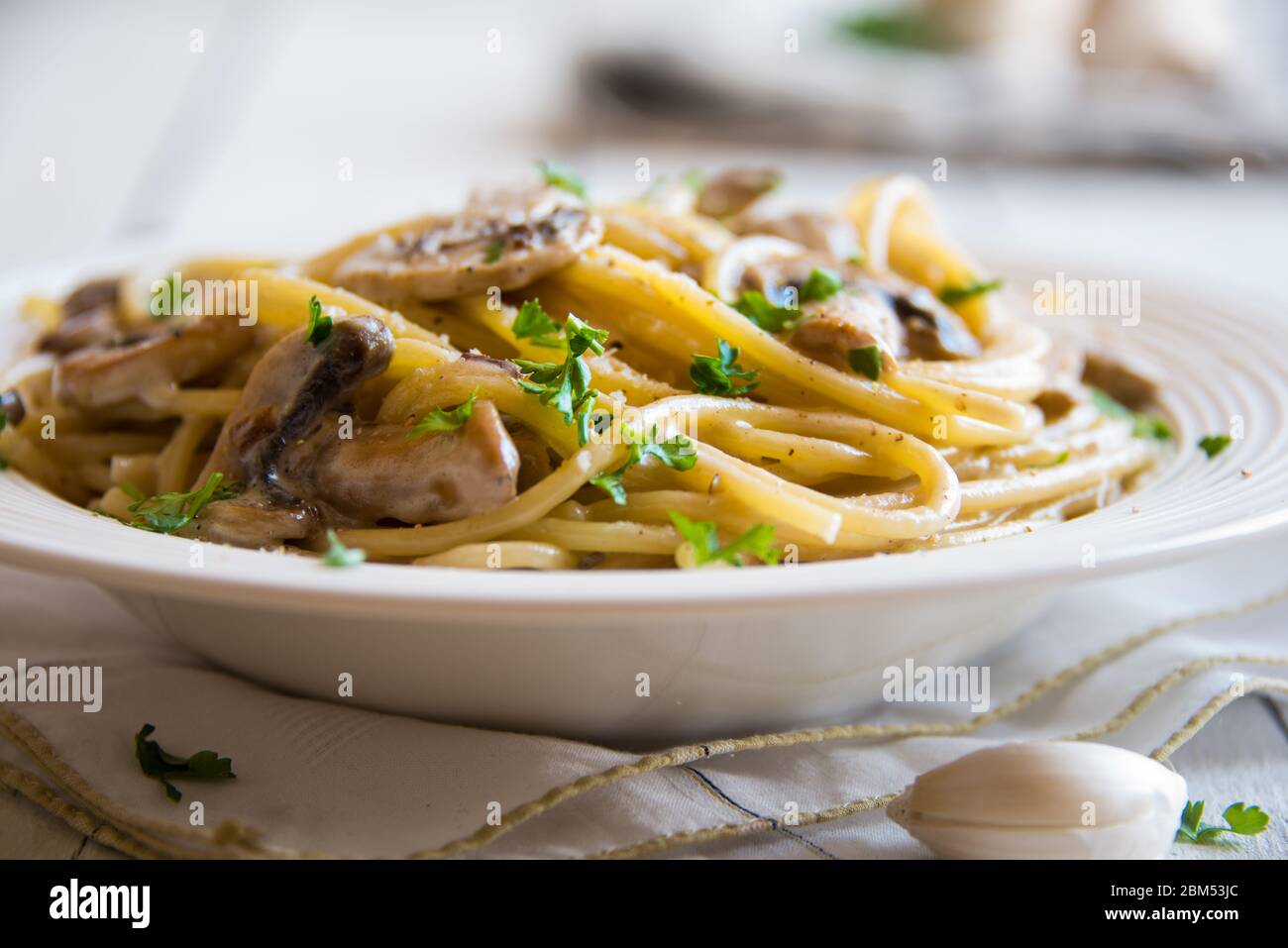 Pâtes spaghetti aux champignons et sause crémeuse Banque D'Images