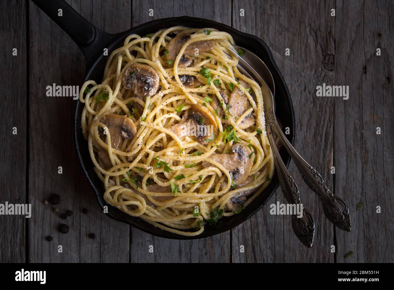 Pâtes spaghetti aux champignons et sause crémeuse Banque D'Images