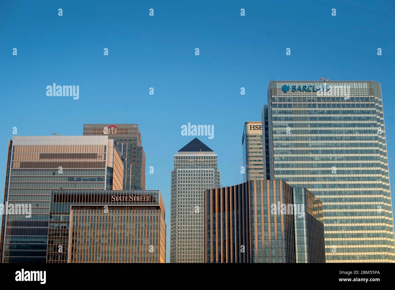 Les bâtiments de Canary Wharf reflètent la montée du soleil dans l'est de Londres. Date de la photo: Jeudi 7 mai 2020. Le crédit photo devrait se lire comme suit : Victoria Jones/PA Wire Banque D'Images