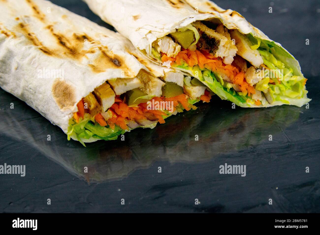 Shawarma Maison Burrito Rouleau De Poulet Avec Legumes Et Sauce Vue Avant Des Ingredients Photo Stock Alamy Shawarma Maison Burrito Rouleau De Poulet Avec Legumes Et Sauce Vue Avant Des Ingredients Photo Stock Alamy