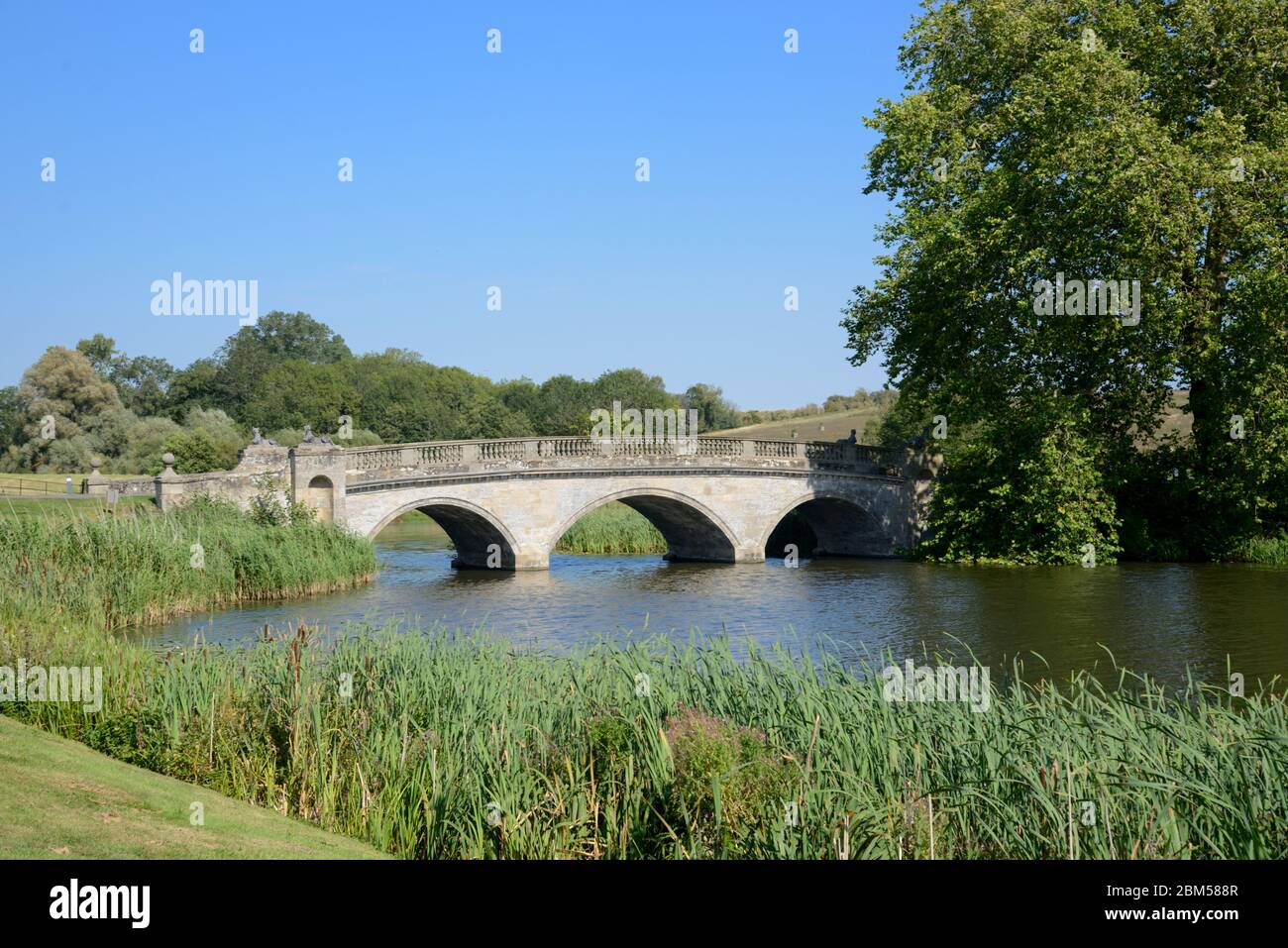 Pont de pierre sur le lac à Compton Verney (1714) avec parc paysagé par Lancelot Capability Brown, Kineton Warwickshire Angleterre Royaume-Uni Banque D'Images