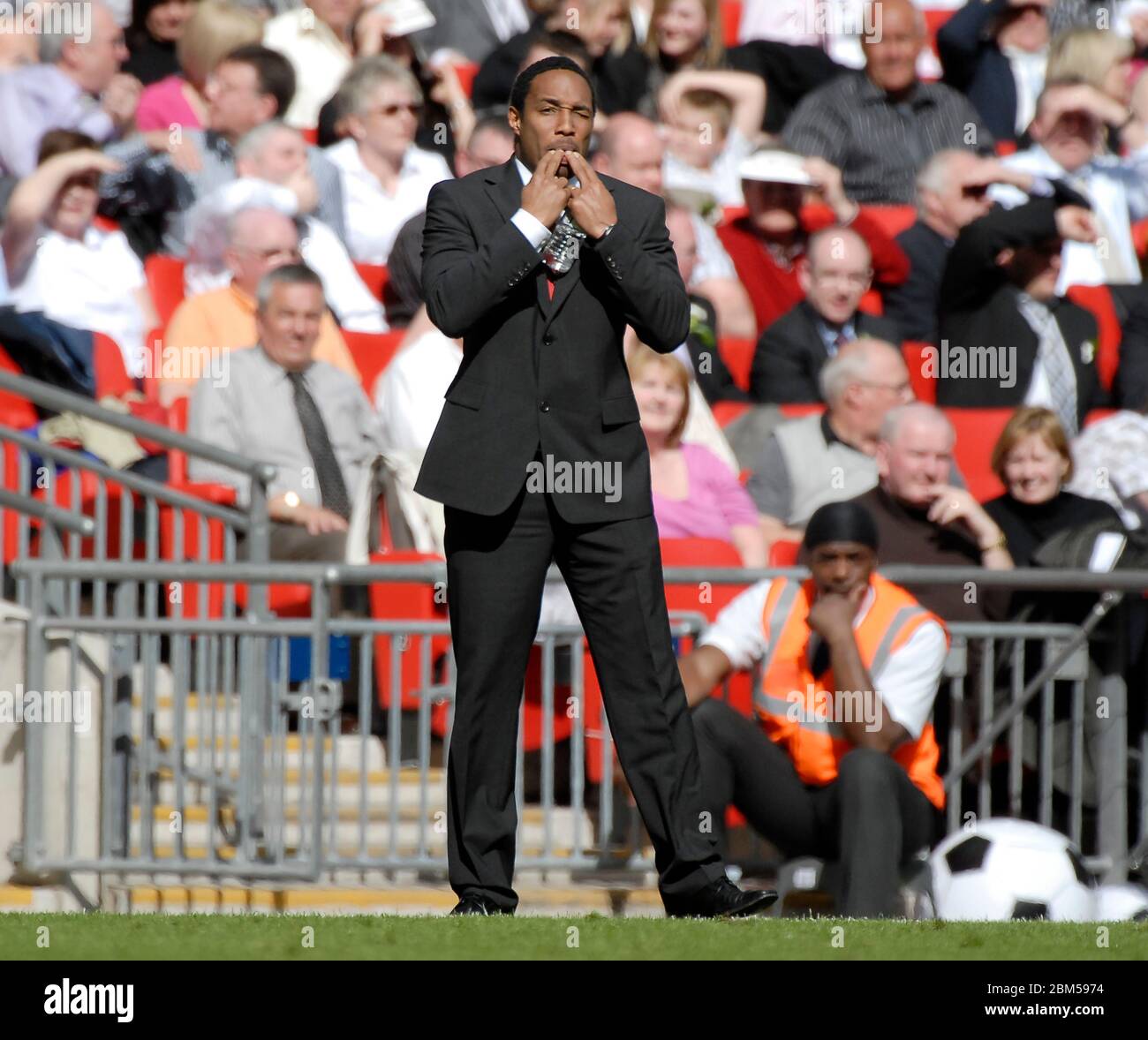 Londres, Royaume-Uni MARS 30: Paul Ince directeur de MK dons lors de la finale du Trophée de peinture de Johnstone entre Grimsby Town contre MK dons à Wembley le 30th Marc Banque D'Images