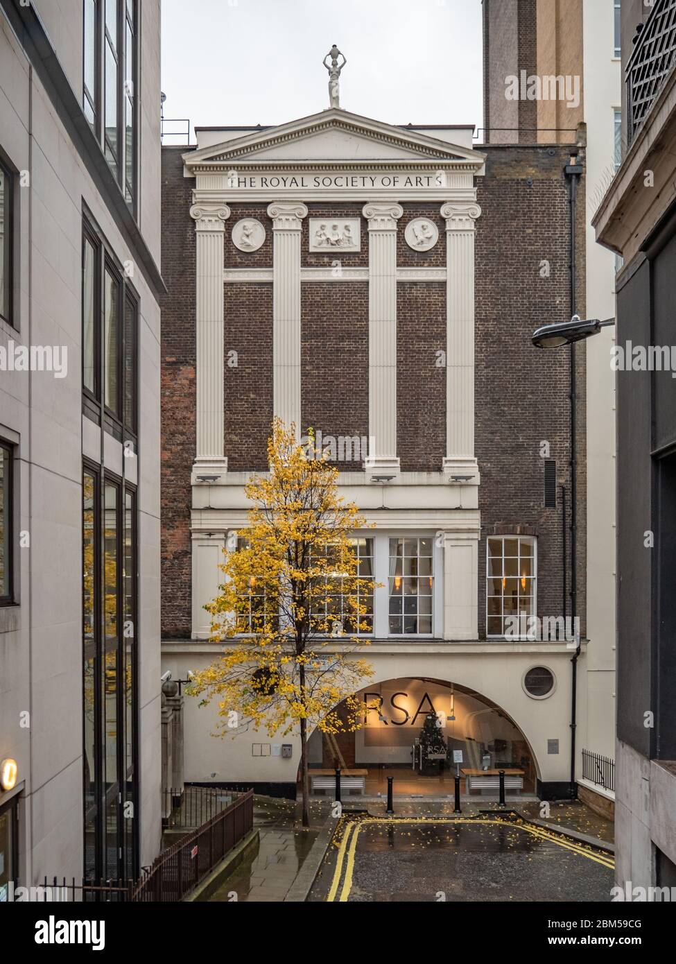 La Royal Society of Arts, manufactures et commerce, Londres, Angleterre. La façade et l'entrée de la RSA juste à côté de Strand. Banque D'Images