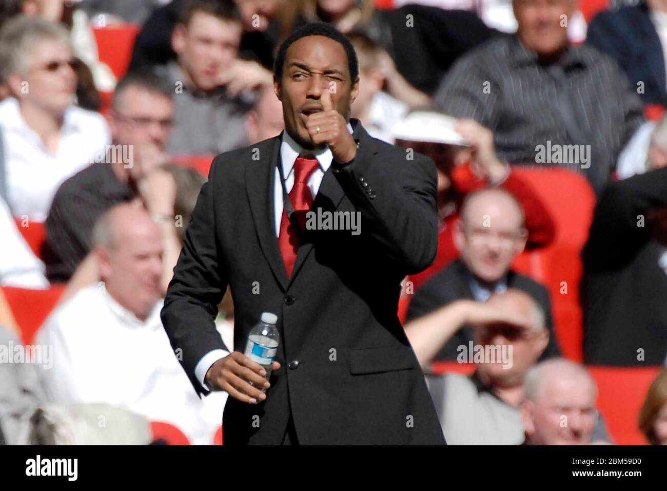 Londres, Royaume-Uni MARS 30:Paul Ince, directeur de MK dons, remet les pouces pendant la finale du trophée de peinture de Johnstone entre Grimsby Town contre MK dons chez nous Banque D'Images