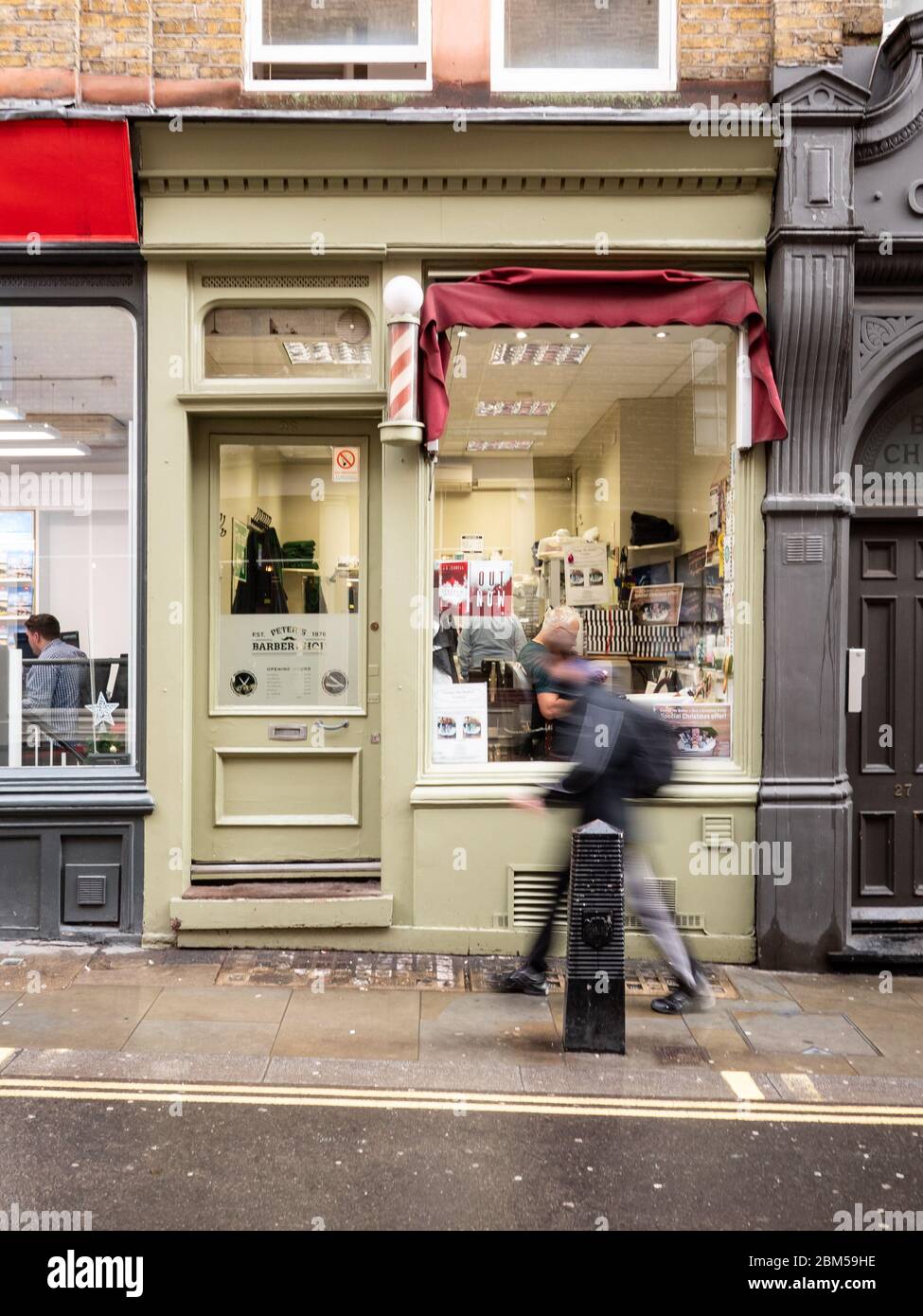 Magasin Barbers. Un magasin de coiffure typique de gents de l'arrière-rue dans les ruelles près de Covent Garden, Londres, Angleterre. Banque D'Images