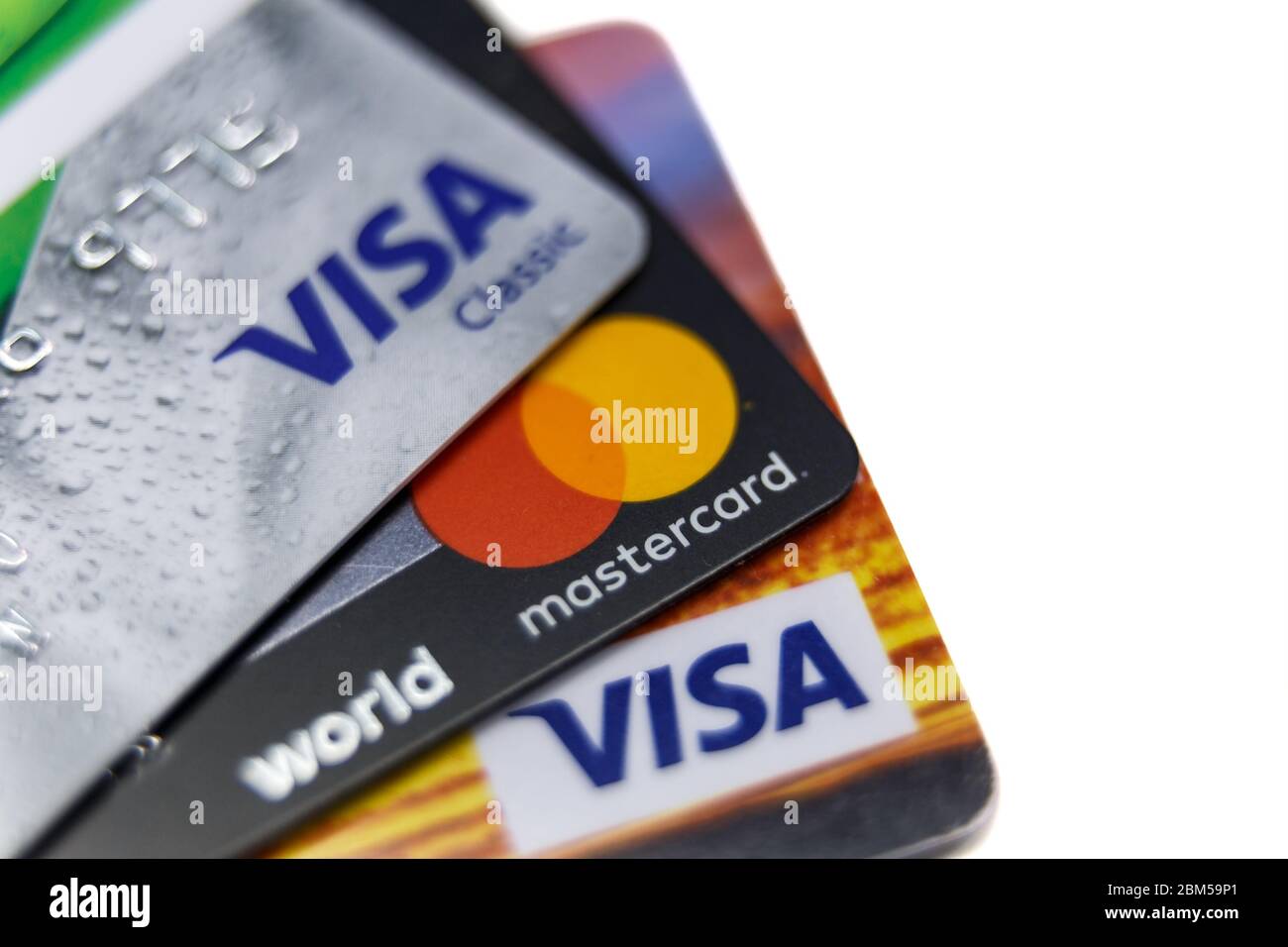 Moscou, Russie - 3 mai 2020: Cartes en plastique Visa et Master Card sur  fond blanc. Le sujet est hors foyer Photo Stock - Alamy
